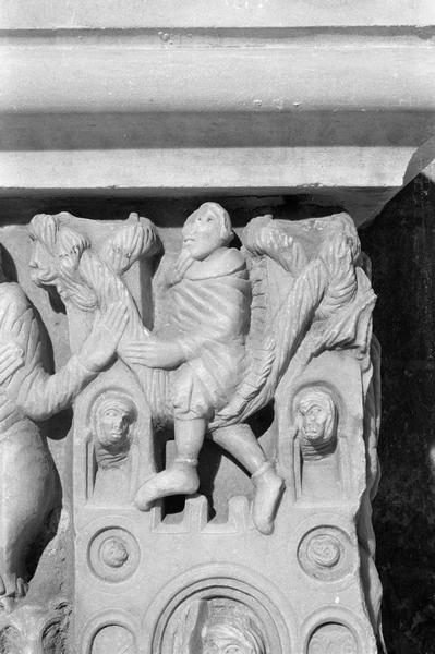 Sarcophage servant d'autel, face avant côté droit : détail de la scène de l'arrestation de saint Sernin évangélisateur, homme à califourchon sur une corde attachée aux deux tours d'un bâtiment