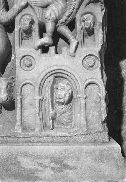 Sarcophage servant d'autel, face avant côté droit : détail de la scène de l'arrestation de saint Sernin évangélisateur, personnages dans un bâtiment