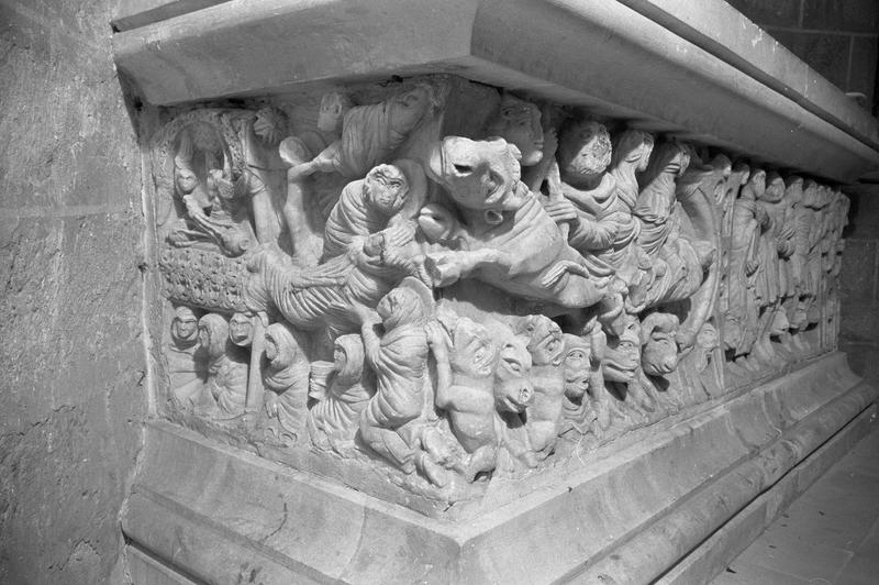 Sarcophage servant d'autel, côté gauche et face avant vue en perspective