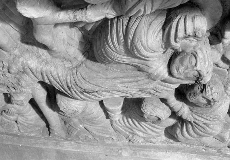 Sarcophage servant d'autel, côté gauche : détail de la scène de la mise au tombeau de saint Sernin, le corps de saint Sernin soutenu par des jeunes femmes