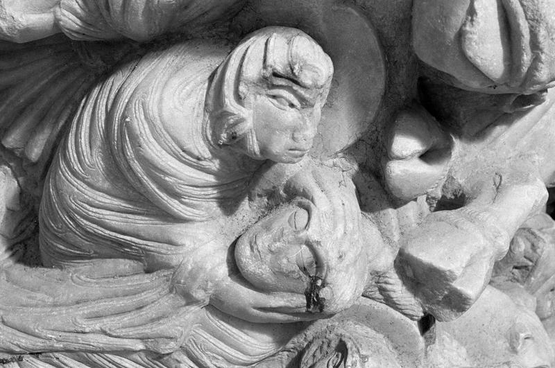 Sarcophage servant d'autel, côté gauche : détail de la scène de la mise au tombeau de saint Sernin, la tête de saint Sernin soutenue par une jeune femme