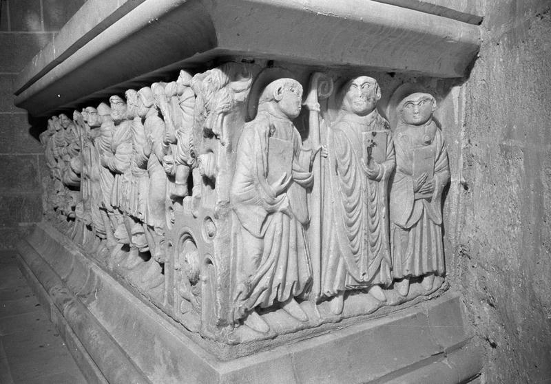 Sarcophage servant d'autel, côté droit et face avant vue en perspective