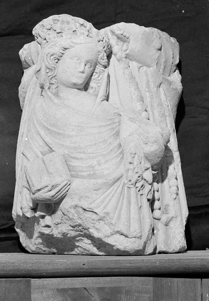 Groupe sculpté, fragment : Vierge à l'Enfant et sainte Anne, de face