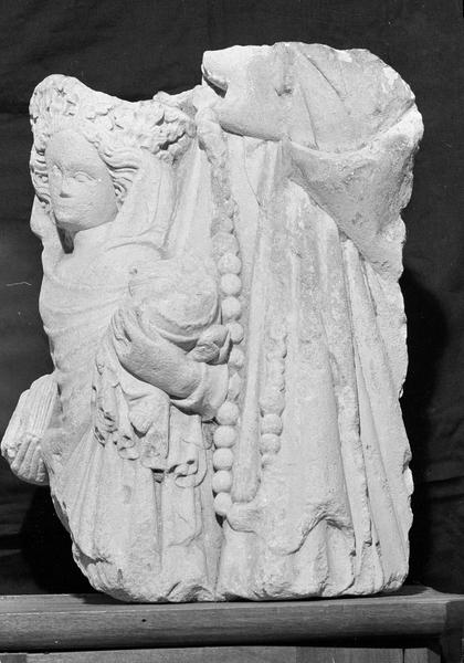 Groupe sculpté, fragment : Vierge à l'Enfant et sainte Anne, de trois quarts gauche