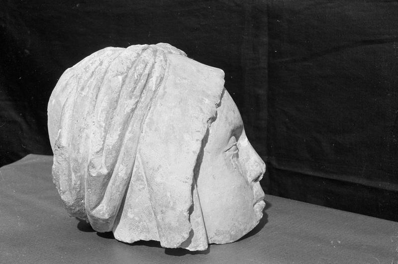 Statue, fragment : tête de sainte Marie-Madeleine, profil droit