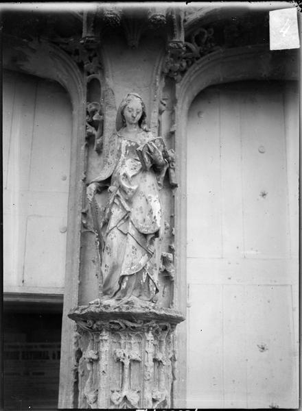 Statue de sainte Savine adossée au trumeau du portail nord