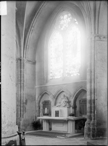 Intérieur : déambulatoire, autel avec statue de la Pietà ou Vierge de Pitié d'Alfred Boucher