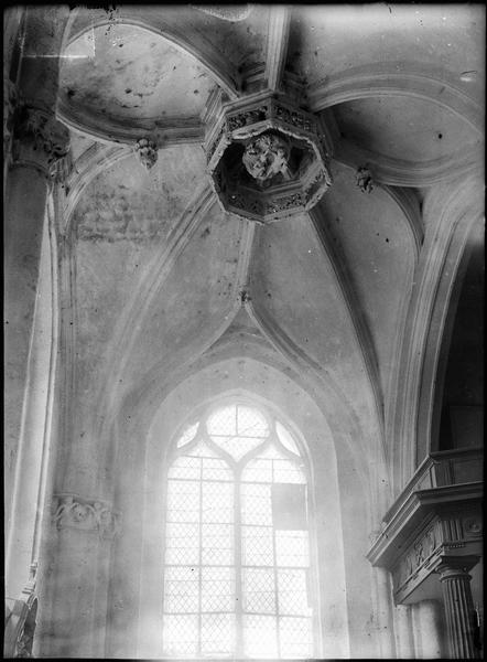 Intérieur : chapelle des fonts baptismaux, clef de voûte