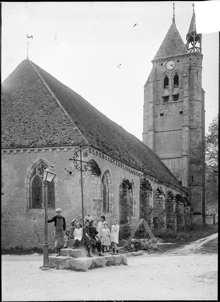 Ensemble nord-est et clocher, groupe d'enfants posant sous une croix