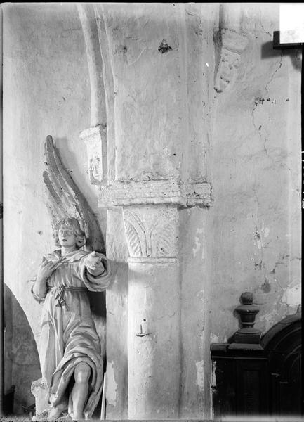 Intérieur : nef, statue de l'ange Gabriel et pilier à chapiteau sculpté