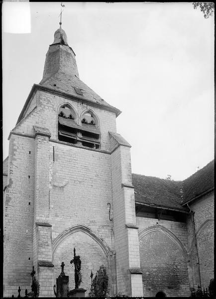 Clocher, côté sud, et cimetière au premier plan