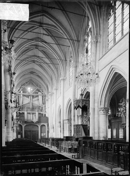 Intérieur : nef avec chaire à prêcher, vers l'entrée surmontée d'un orgue de tribune