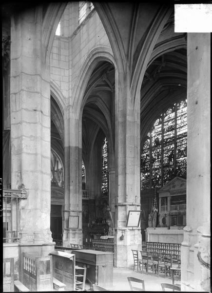 Intérieur : chapelle axiale, dite du Saint-Sacrement