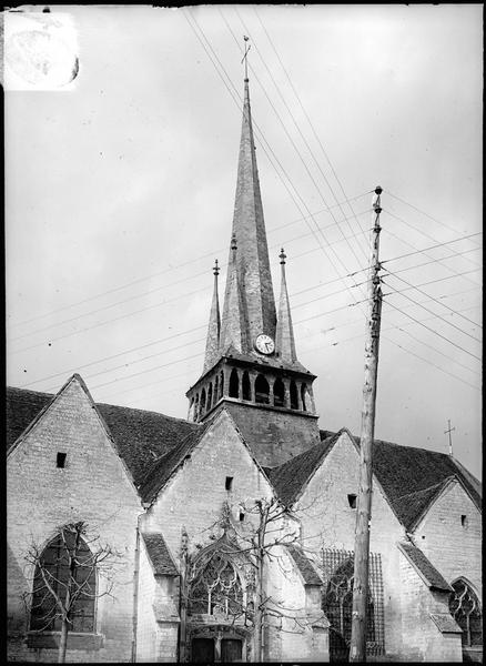 Façade nord, vue partielle, avec flèche