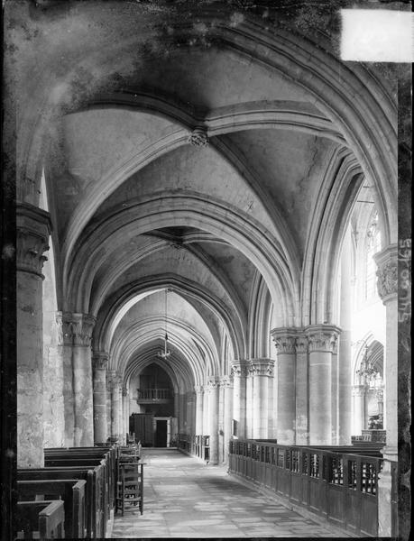 Intérieur : bas-côté sud vers l'entrée