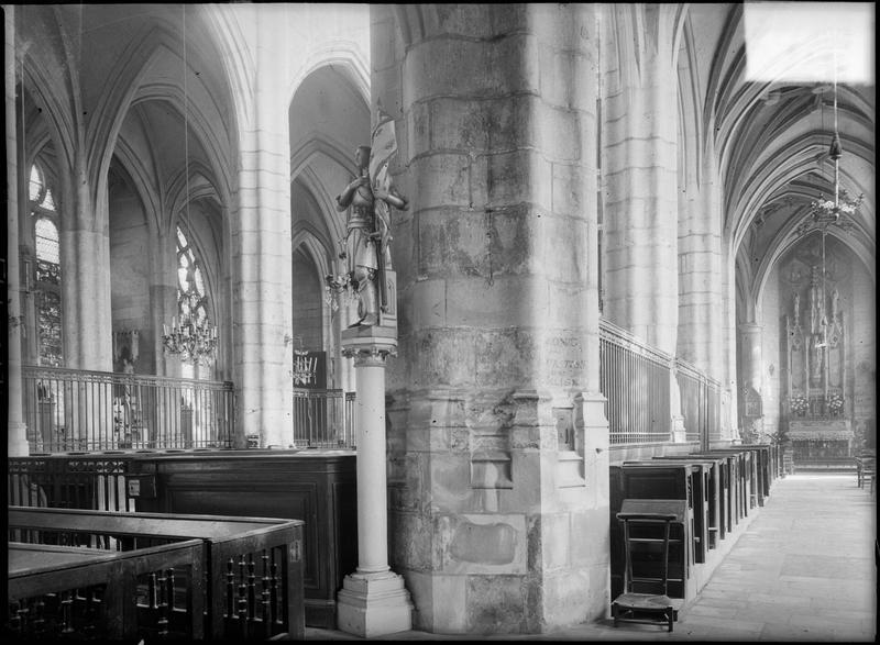 Intérieur : bas-côté sud longeant le choeur avec statue de Jeanne d'Arc