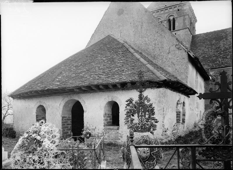 Façade ouest, porche et cimetière au premier plan