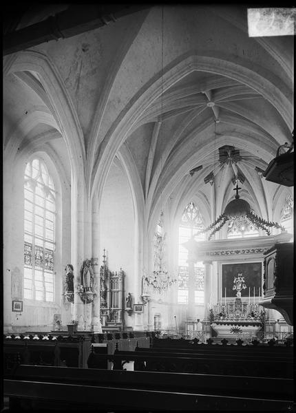 Intérieur : choeur avec maître-autel, depuis la nef