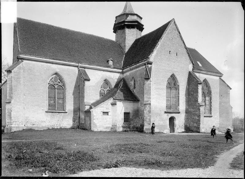 Ensemble sud avec clocher, enfants