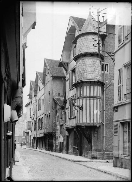 Façade à pans de bois avec tourelle d'angle sur rue