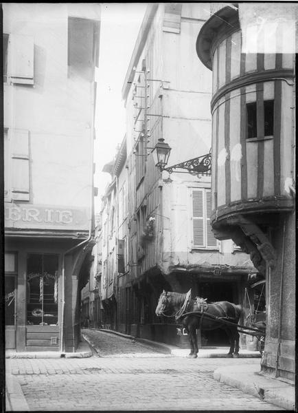 Tourelle sur rue et voiture à cheval