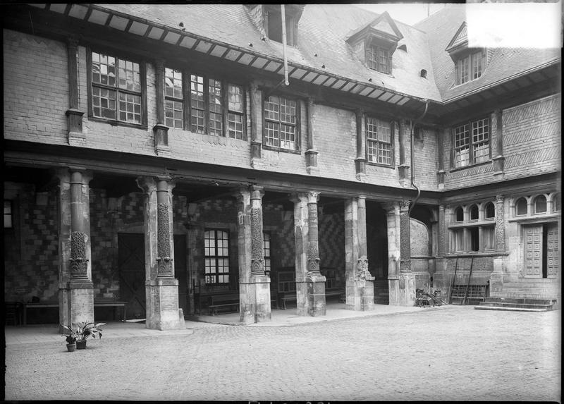 Façade avec galerie sur cour