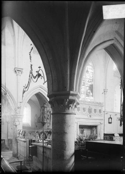 Intérieur : choeur avec poutre de gloire et tombeau d'Elion d'Amoncourtet, depuis le bas-côté sud