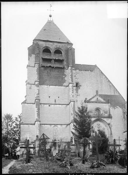 Façade ouest avec clocher et cimetière au premier plan