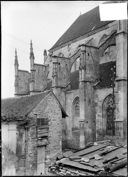 Façade : arcs-boutants et maisons, côté nord