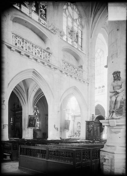 Intérieur : nef avec statue du Christ aux liens, depuis le bas-côté sud