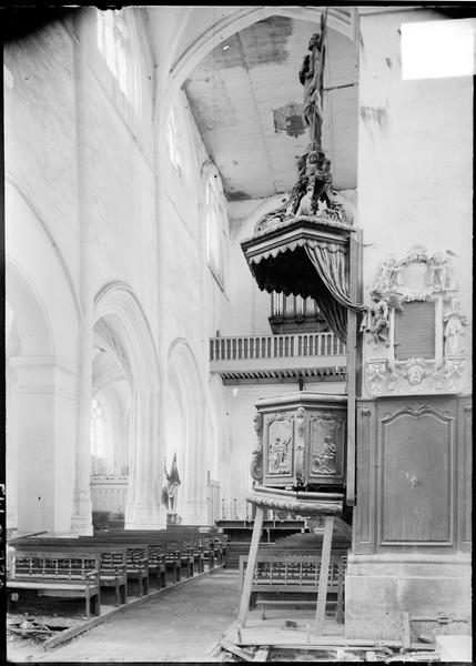 Intérieur : nef avec chaire à prêcher, vers l'entrée