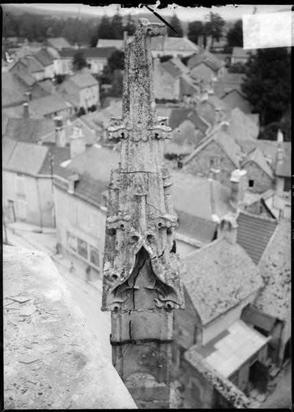 Pinacle, détail, et vue plongeante sur la ville