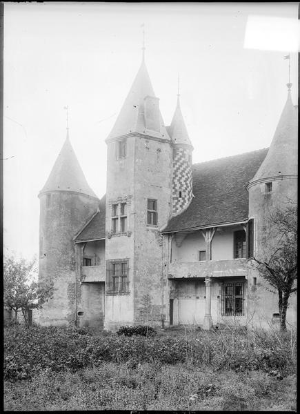 Façade arrière avec tourelle centrale polygonale et galerie