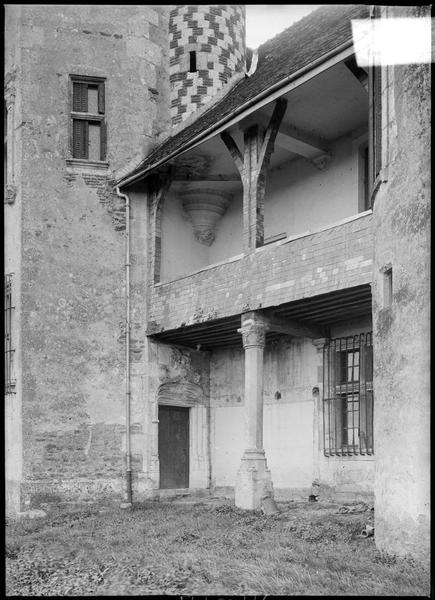 Façade arrière avec tourelle centrale polygonale, porte d'accès et galerie