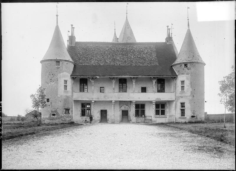 Façade flanquée de deux tours et d'une galerie Renaissance à colonnes torses