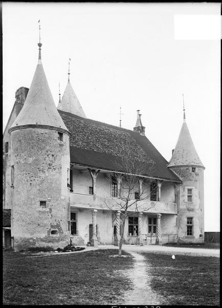 Façade flanquée de deux tours et d'une galerie Renaissance à colonnes torses