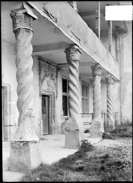 Façade, détail, rez-de-chaussée à colonnes torses