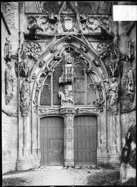 Portail ouest surmonté d'un groupe sculpté de la charité de saint Martin et entouré des statues de la Vierge et de l'ange de l'Annonciation