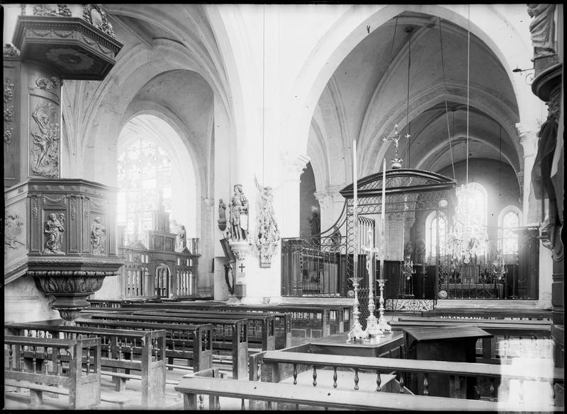 Intérieur : nef avec chaire à prêcher, vers le choeur