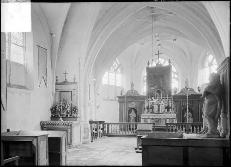 Intérieur : choeur avec maître-autel depuis la nef