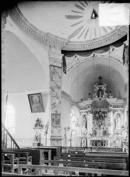 Intérieur : choeur avec maître-autel et statues