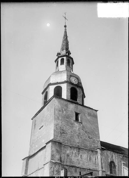 Clocher avec cadran d'horloge