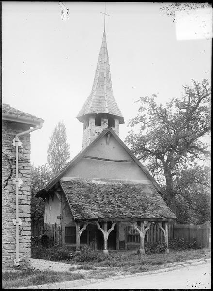 Chapelle à pans de bois, façade ouest avec porche et clocher