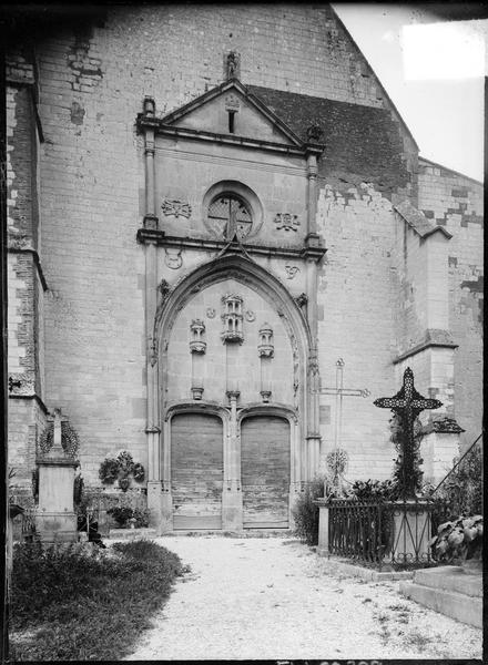 Portail ouest surmonté de trois niches vides