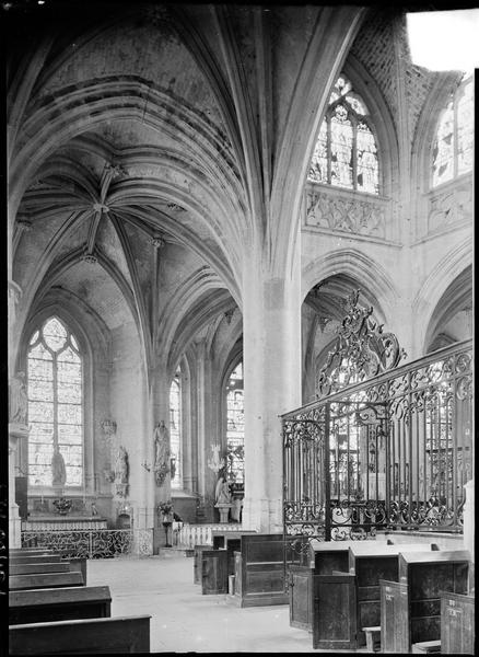 Intérieur : déambulatoire, côté nord, avec clôture du choeur