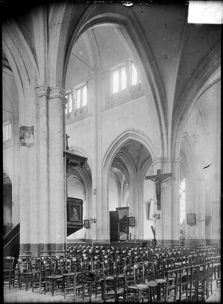 Intérieur : nef depuis le transept sud