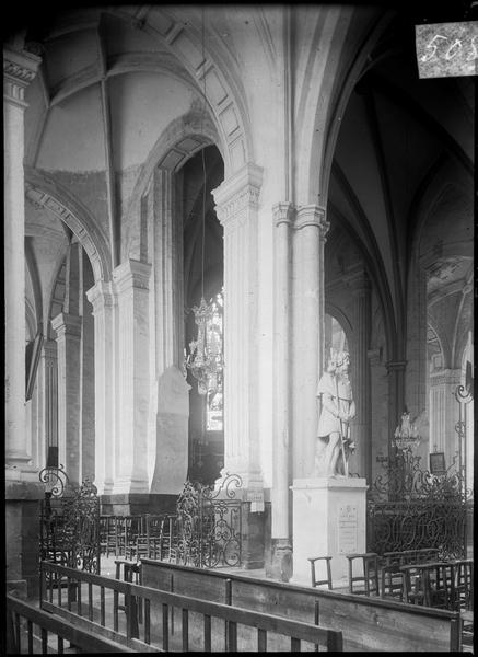 Intérieur : choeur, vue partielle avec statue de saint Roch