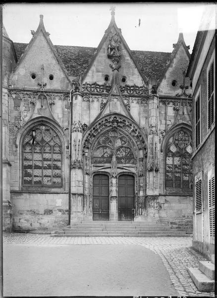 Façade nord, vue partielle avec portail dit porte Saint-Michel