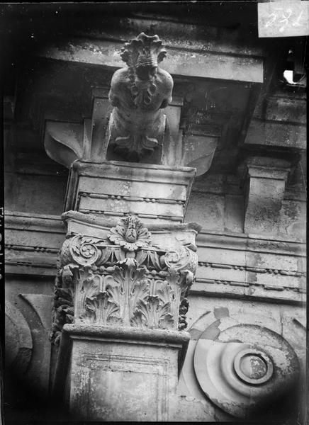 Façade nord, détail, chapiteau surmonté d'une gargouille