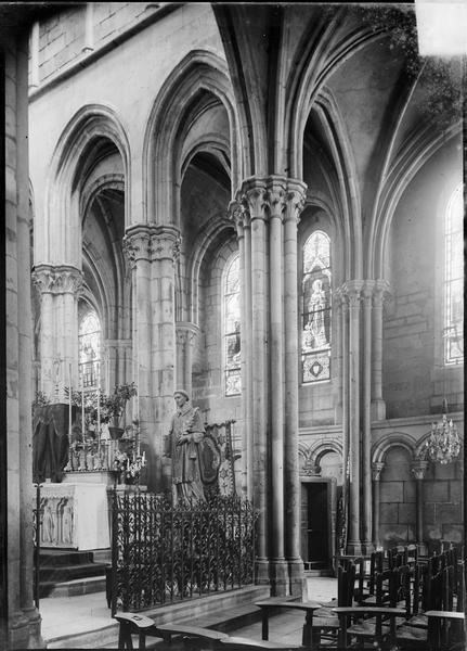 Intérieur : choeur, vue partielle avec autel et statue de saint